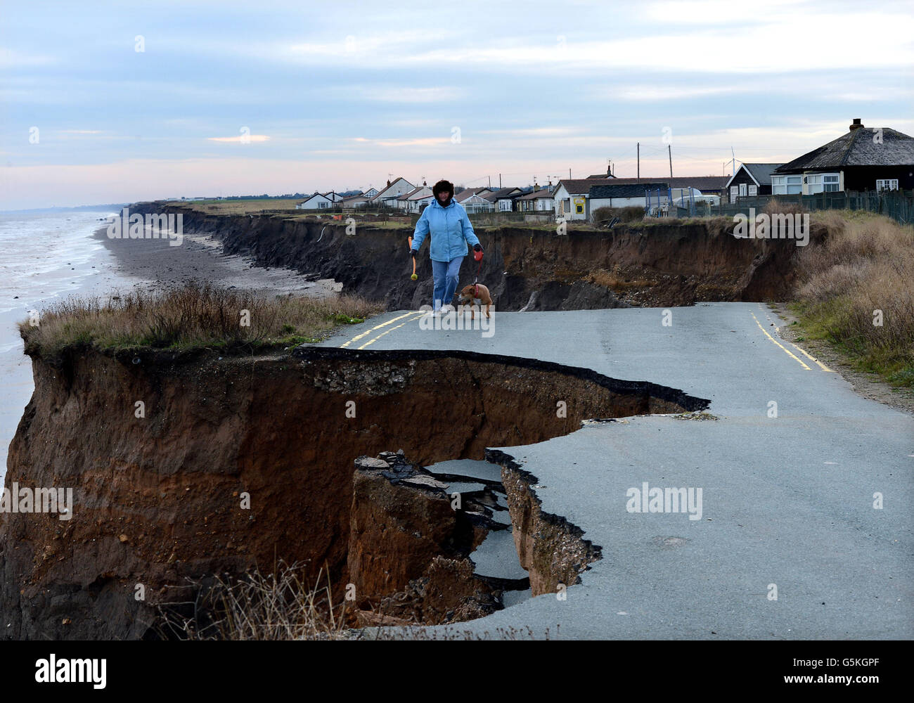 La carretera costera entre Skipsea y Ulrome se derrumba en el Mar del Norte. Foto de stock