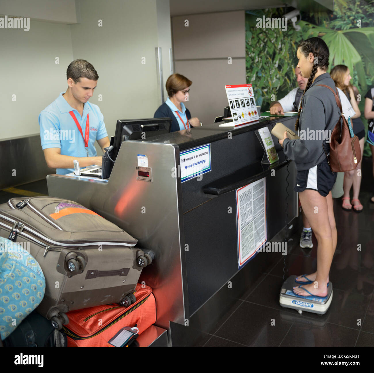 Equipaje cheque aeropuerto fotografías e imágenes de alta resolución