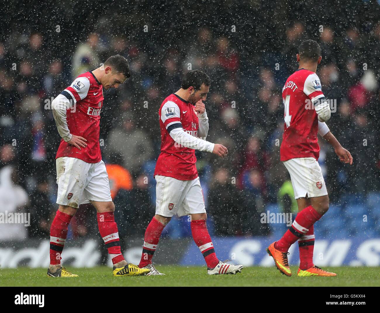 (De izquierda a derecha) Thomas Vermaelen, Santi Cazorla y Theo Walcott del Arsenal desalentaban después del silbato final Foto de stock