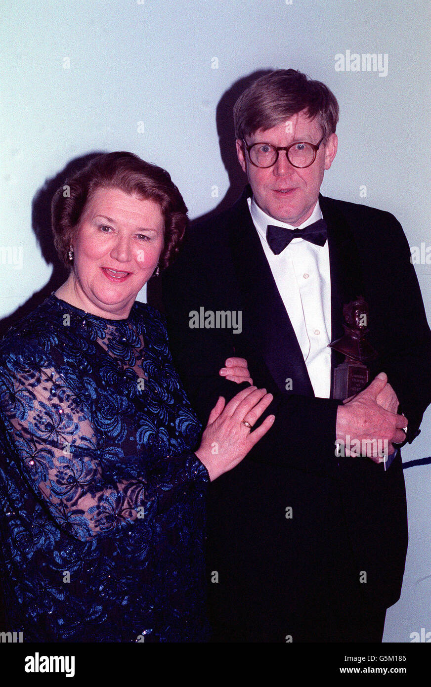 La Actriz Patricia Routledge Y El Escritor Alan Bennett En Los Premios Laurence Olivier En El Teatro Dominion En El West End De Londres Los Talking Heads De Alan Bennett En El