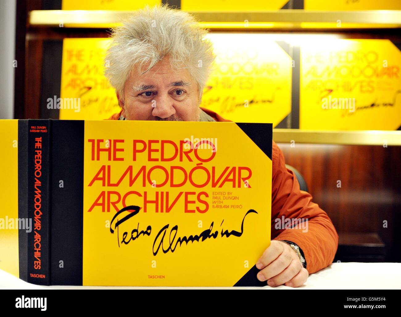 El director de cine español Pedro Almodovar en la librería Taschen en  Chelsea, al oeste de Londres, para firmar copias de su libro de archivos  Fotografía de stock - Alamy