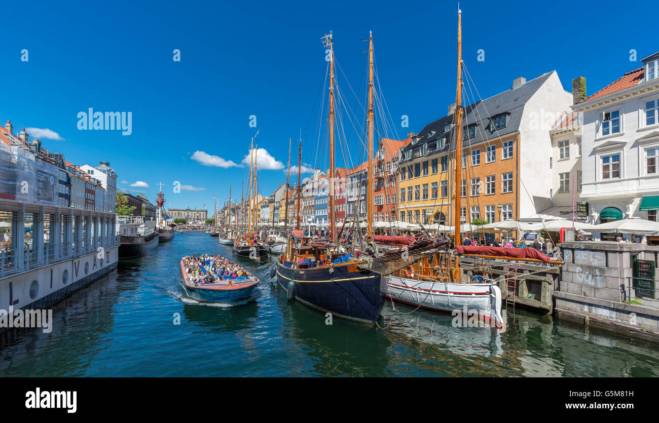 Excursión en barco, canal de Nyhavn, Copenhague, Dinamarca Foto de stock