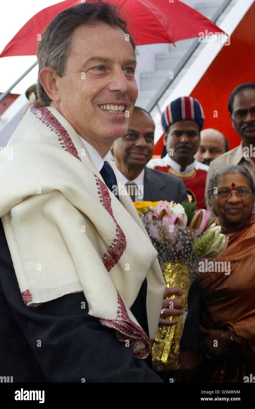 El primer Ministro de Gran Bretaña, Tony Blair (L), es presentado con un mantón ceremonial en Hyderabad, India. Blair se reunió con su homólogo indio, Atal Behari Vajpayee, para celebrar conversaciones con la esperanza de desactivar el tenso enfrentamiento militar entre la India y el Pakistán sobre Cachemira. Foto de stock