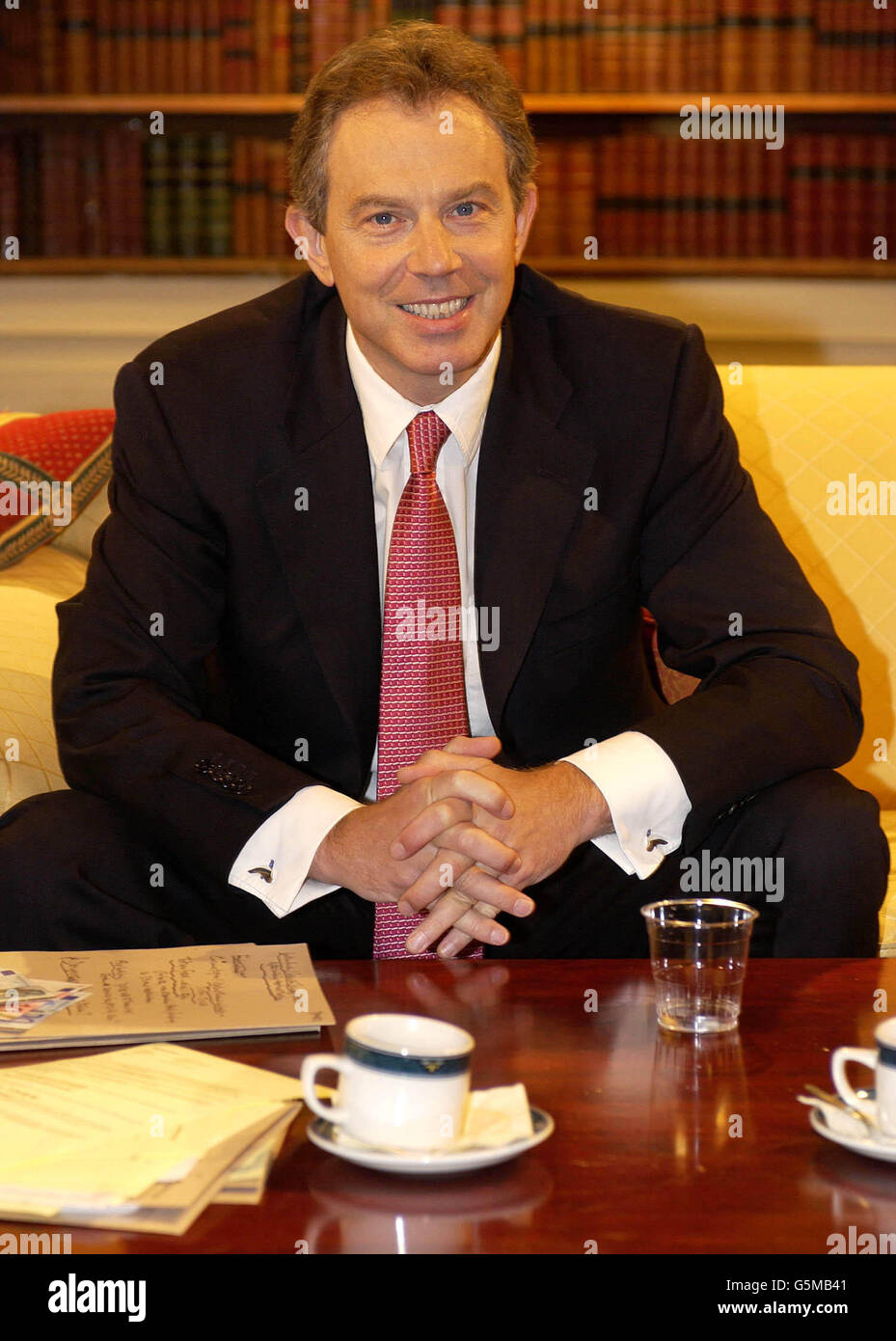 El primer ministro Tony Blair en el set del programa de la BBC Breakfast with Frost, después de que él apareció en el programa. Foto de stock