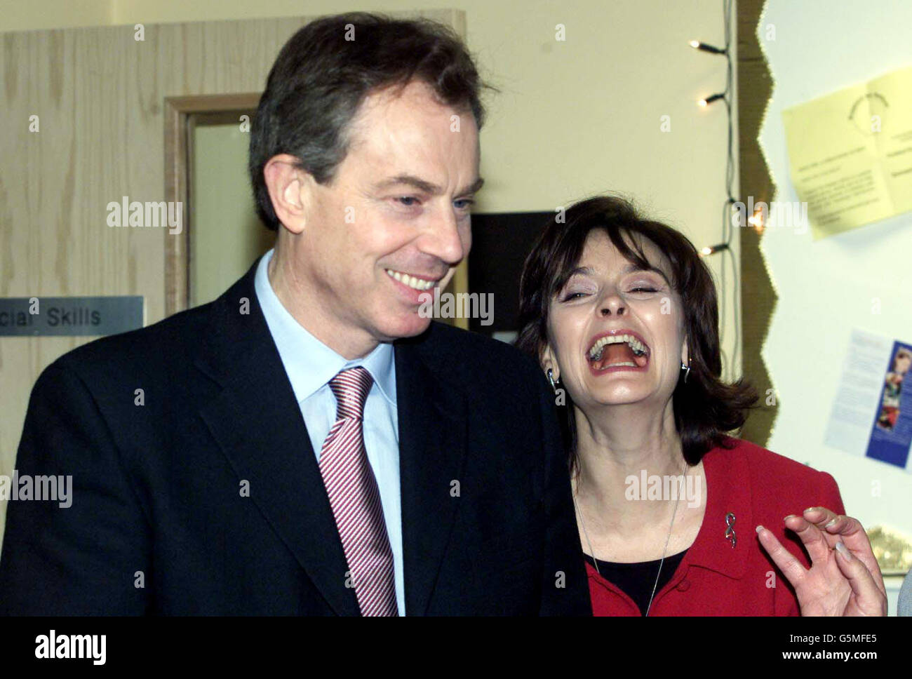 Cherie Blair a su marido, el Primer Ministro Tony Blair en la
