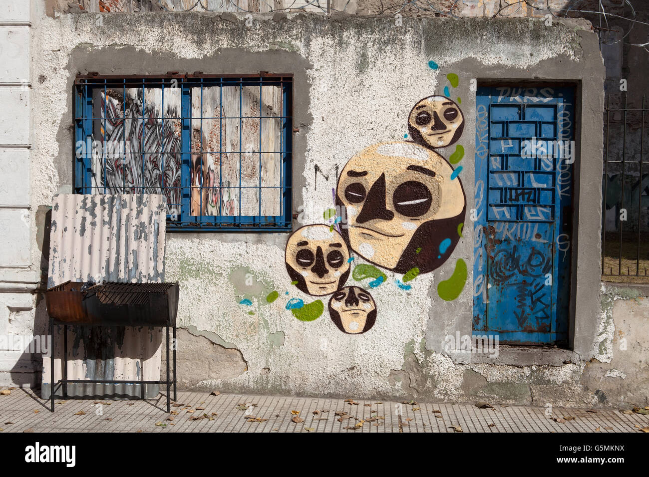 Graffiti en el edificio en ruinas, Montevideo, Uruguay Foto de stock