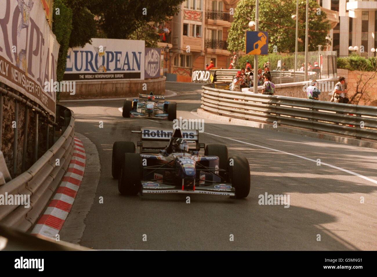 28-MAY-95... Damon Hill lidera a Michael Schumacher durante el Gran Premio de Mónaco Foto de stock