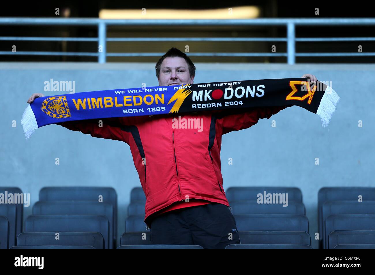 Un fan de Milton Keynes Dons sostiene un Wimbledon & Bufanda MK Dons en los  soportes Fotografía de stock - Alamy