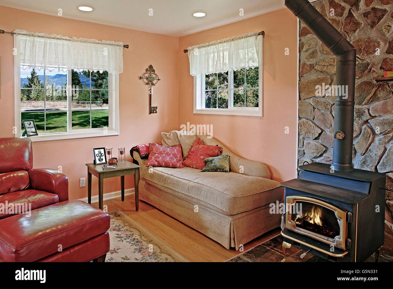Gran Linea sofá y reposapiés en plan abierto salón con estufa de leña  Fotografía de stock - Alamy
