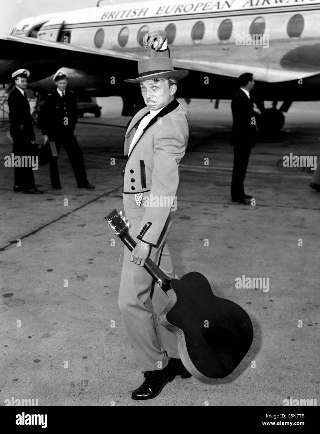 Tommy Steele en el aeropuerto de Heathrow después de volar de vuelta desde España después de la grabación de ubicación en Sevilla para la nueva película 'Tommy el Toreador'. Foto de stock