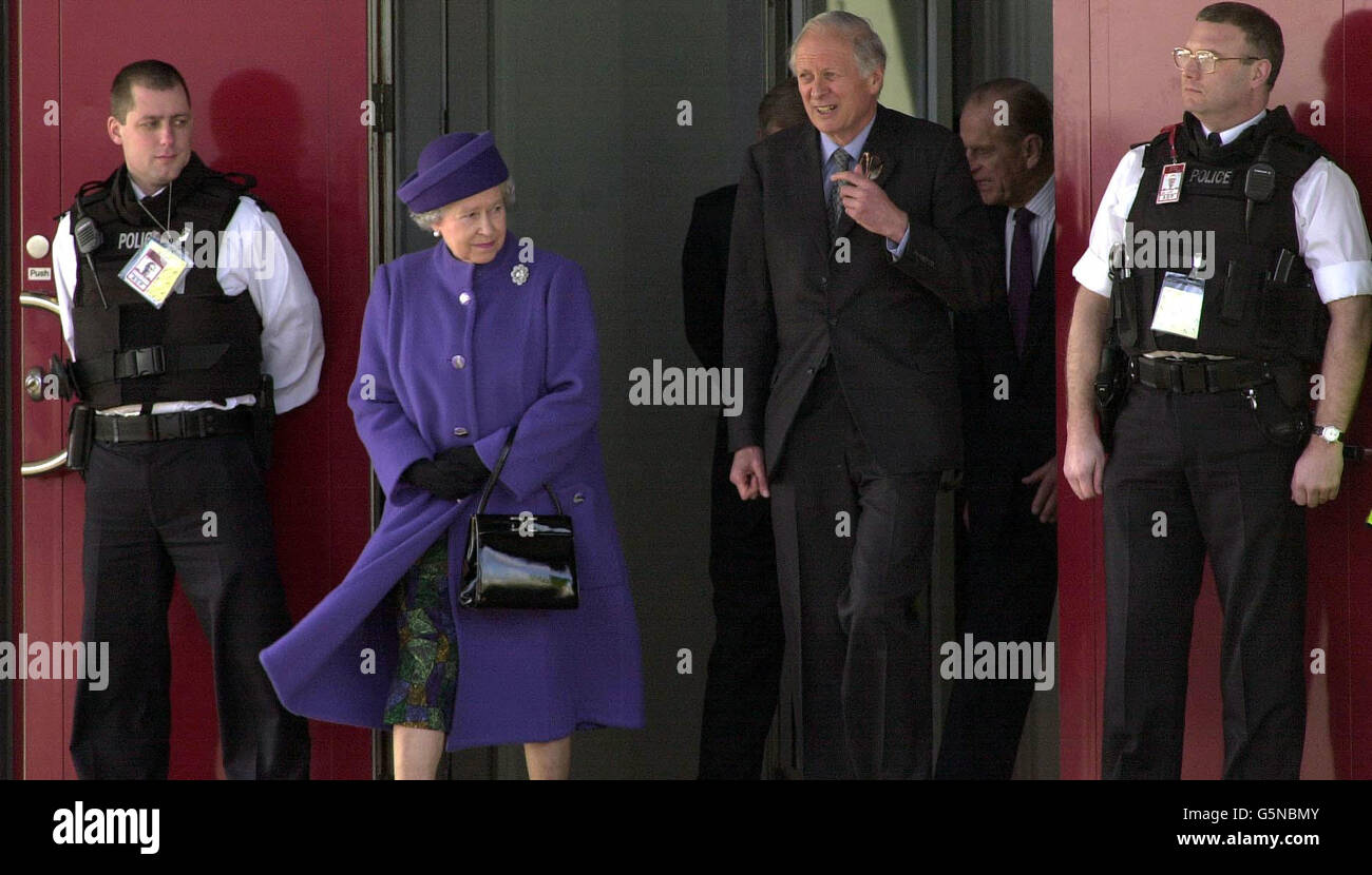 La Reina Isabel II sale del aeropuerto de Heathrow para una visita oficial a Jamaica apenas 72 horas después del funeral de su hermana la Princesa Margaret. La visita de tres días a Kingston y Montego Bay será seguida por viajes reales de Nueva Zelanda y Australia. Foto de stock