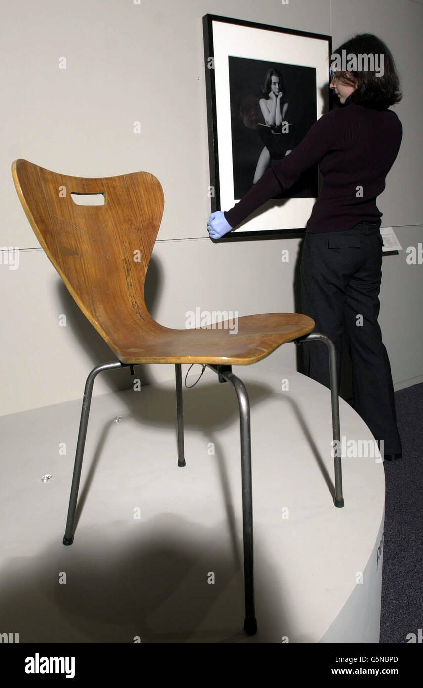 La silla de espalda curva en la que Christine Keeler planteó para el fotógrafo Lewis Morley en 1963 se ve en la exposición 'cosas que ven: Fotografiar objetos, 1850 - 2001 en el Victoria & Albert Museum en Londres. Foto de stock