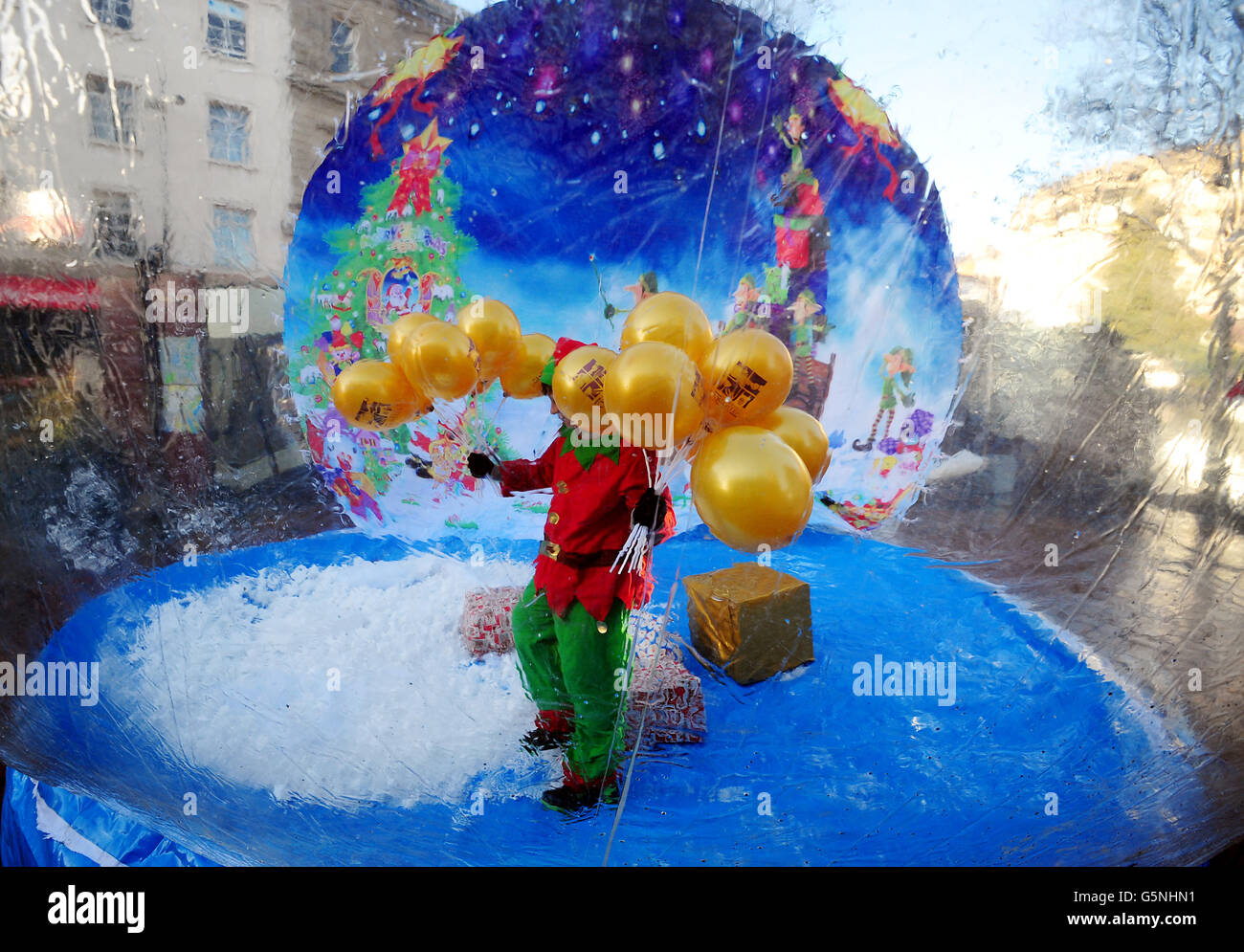 Finley Allan, de 14 años, de Ashbourne, vestido como uno de los ayudantes de Santa juega en una burbuja en el centro de Derby City, en la carrera hasta la Navidad. PRENSA FOTO DE ASOCIACIÓN. Fecha de la foto: Sábado 15 de diciembre de 2012. El crédito de la foto debe ser: Rui Vieira/PA Wire Foto de stock