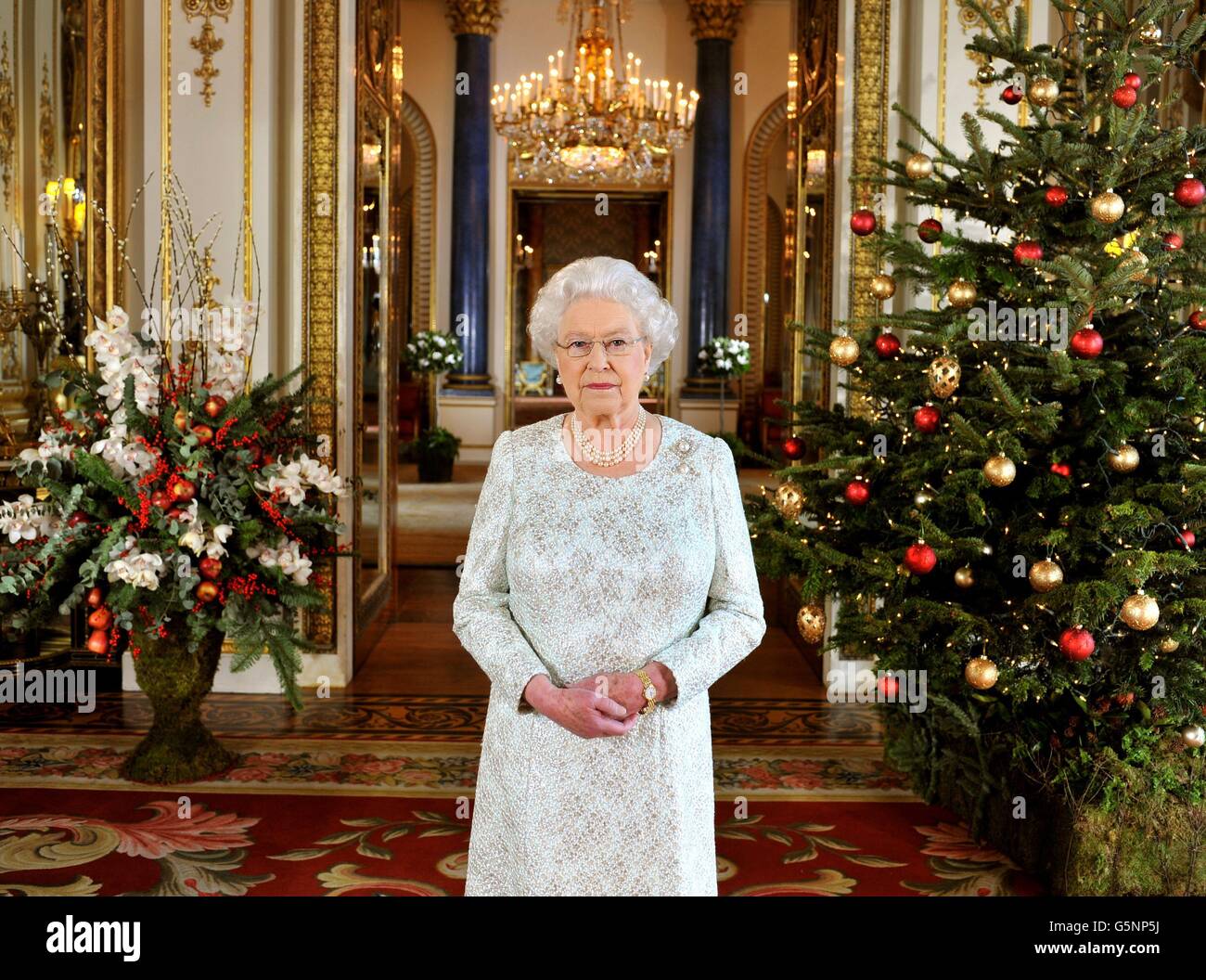 La Reina Isabel II graba su mensaje navideño al Commonwealth en 3D por primera vez, desde el White Drawing Room del Palacio de Buckingham en el centro de Londres. Foto de stock