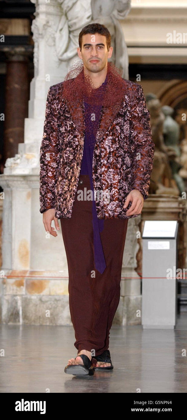 Un modelo lleva un traje de Jean Paul Gaultier durante el espectáculo de  pasarela 'Men in Skirts' en el Victoria and Albert Museum de Londres. Jean  Paul Gaultier Fotografía de stock -