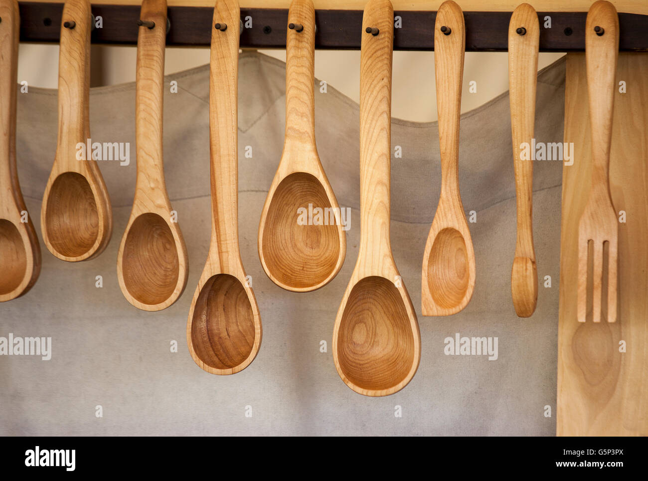 Varias Cucharas De Cocina, Cucharas Y Tenedores, Tablas Y Platos Están  Hechos De Madera. Fotos, retratos, imágenes y fotografía de archivo libres  de derecho. Image 91435705