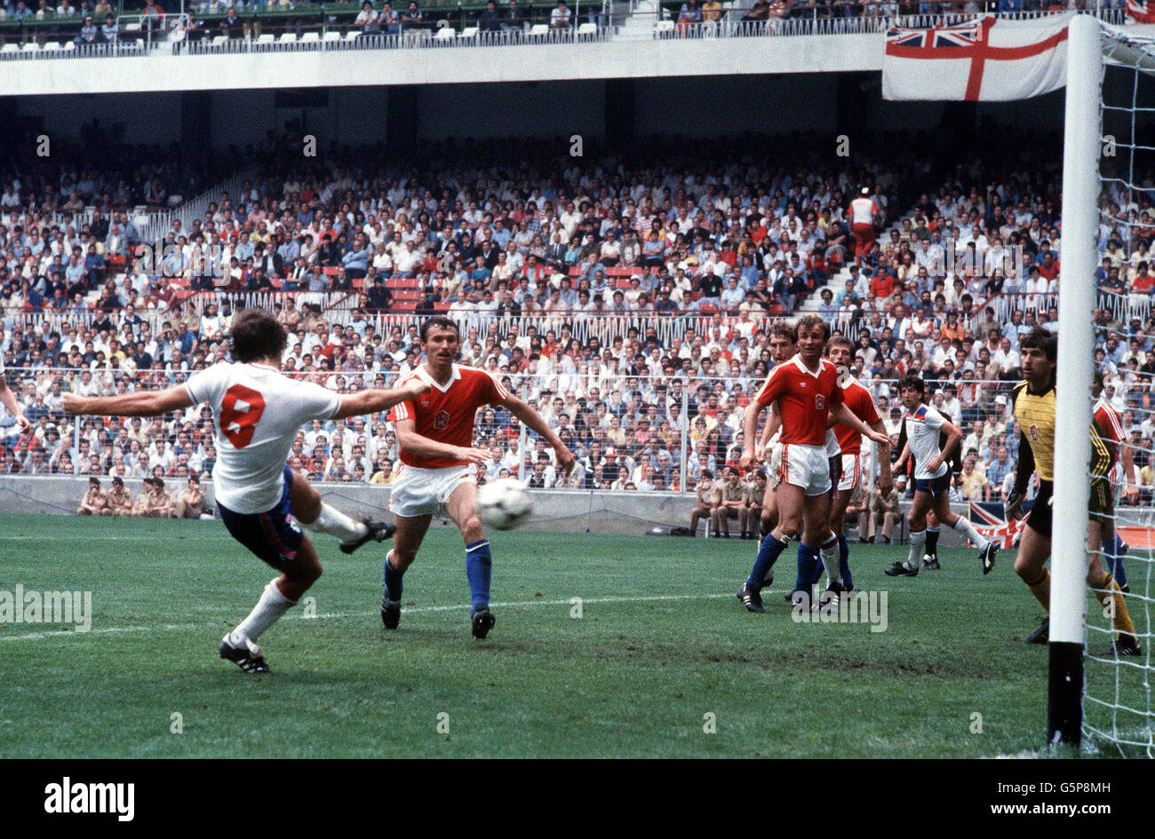 Inglaterra durante la Copa del Mundo de 82. Acción del partido de Inglaterra contra Checoslovaquia en la primera ronda de las finales de la Copa Mundial de Bilbao 1982 Foto de stock
