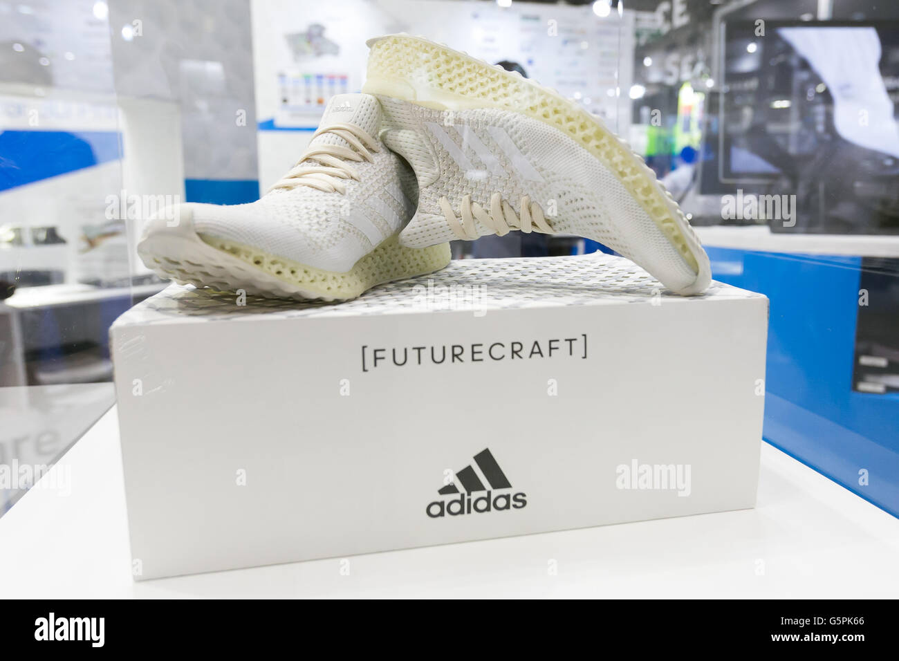 Tokio, Japón. 23 de junio de 2016. Adidas 3D-impresos zapatillas  ''Futurecraft'' en la pantalla, en la 24ª 3D y realidad virtual Expo (IVR)  en Tokio Big Sight el 23 de junio de