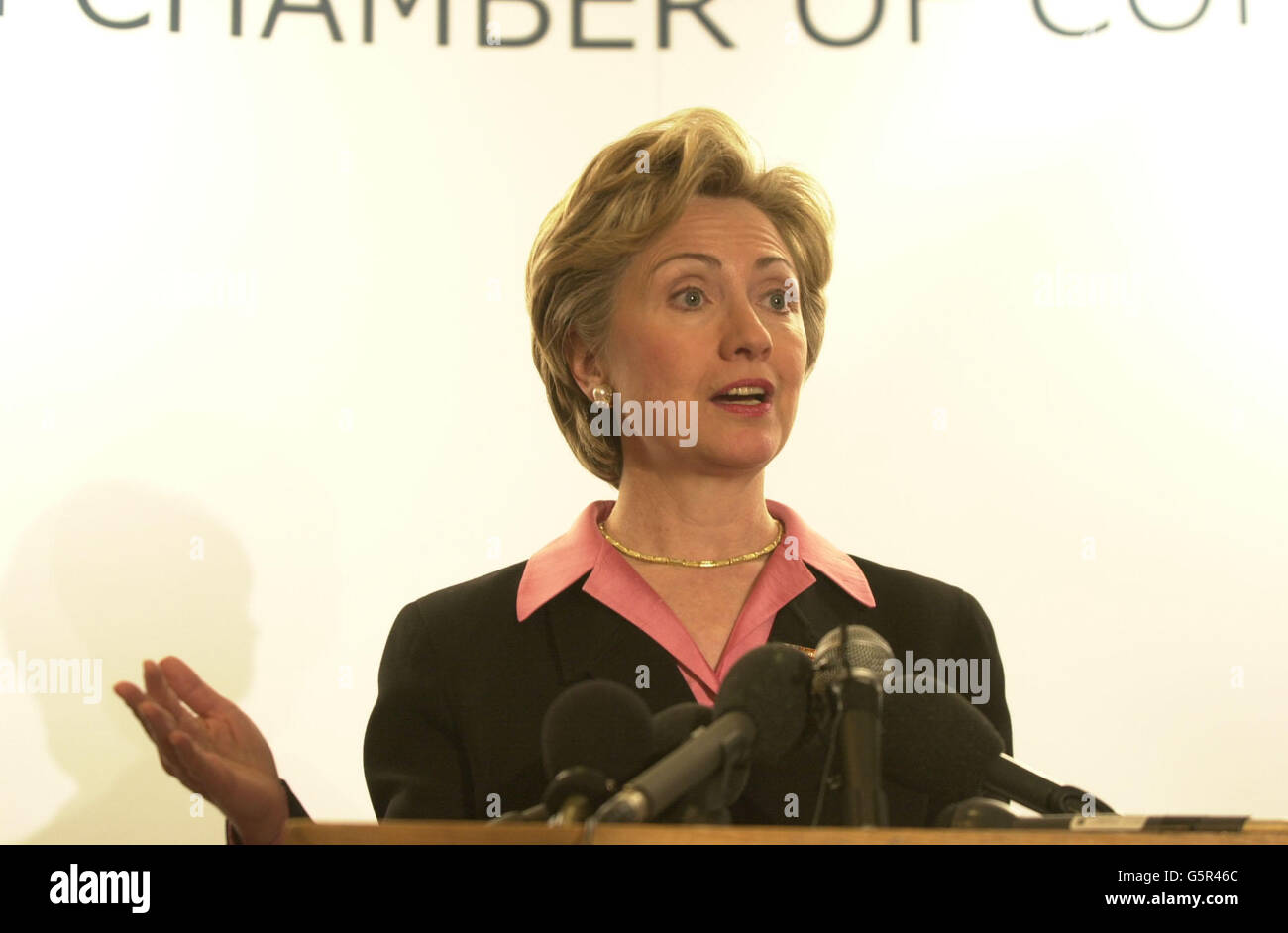 La Senadora Hillary Clinton, esposa del ex presidente estadounidense Bill Clinton en una conferencia de prensa celebrada por la Cámara de Comercio irlandesa en Dublín. Foto de stock