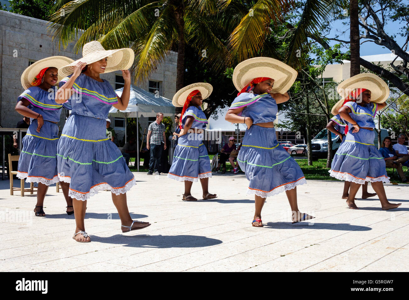 Miami Beach Florida, haitiano, adultos, mujer mujer mujer mujer dama, bailarines, traje, ropa, ropa, folk, quadrille, karabela vestido, tradicional, per Foto de stock