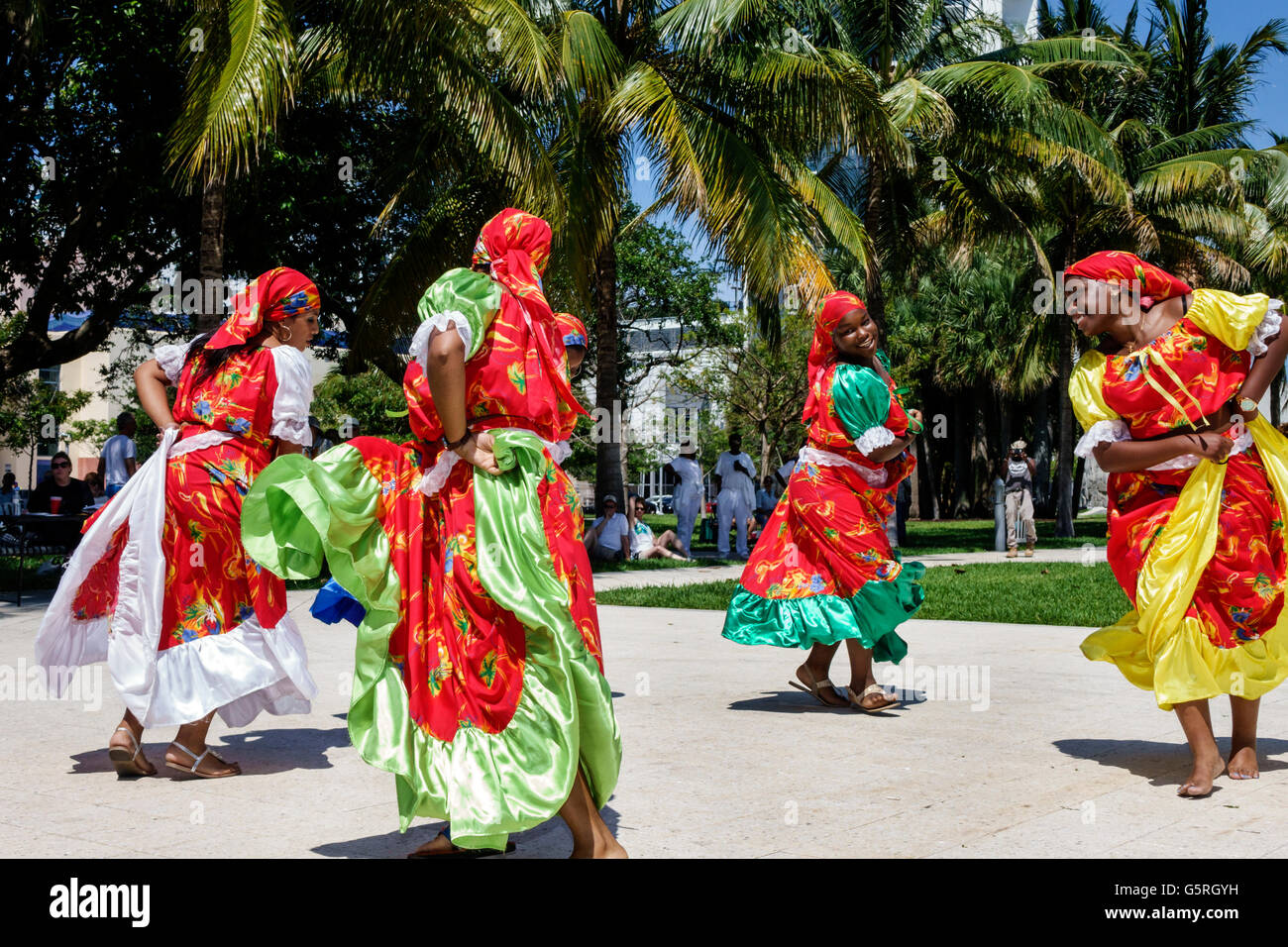 Miami Beach Florida, haitiano, adultos, mujer mujer mujer mujer dama,  bailarines, traje, ropa, ropa, folk, quadrille, karabela vestido,  tradicional, per Fotografía de stock - Alamy