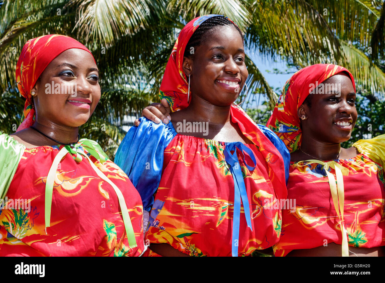 Miami Beach Florida, haitiano, adultos, mujer mujer mujer mujer dama, bailarines, traje, ropa, ropa, folk, quadrille, karabela vestido, tradicional, per Foto de stock