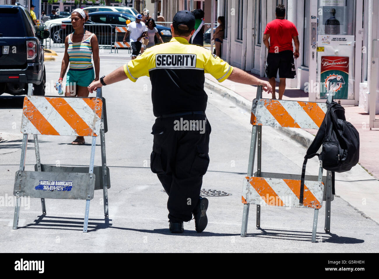 Miami Beach Florida, guardia de seguridad, adulto, adultos, hombre hombre hombre, trabajador, empleados, barricada, FL160530085 Foto de stock