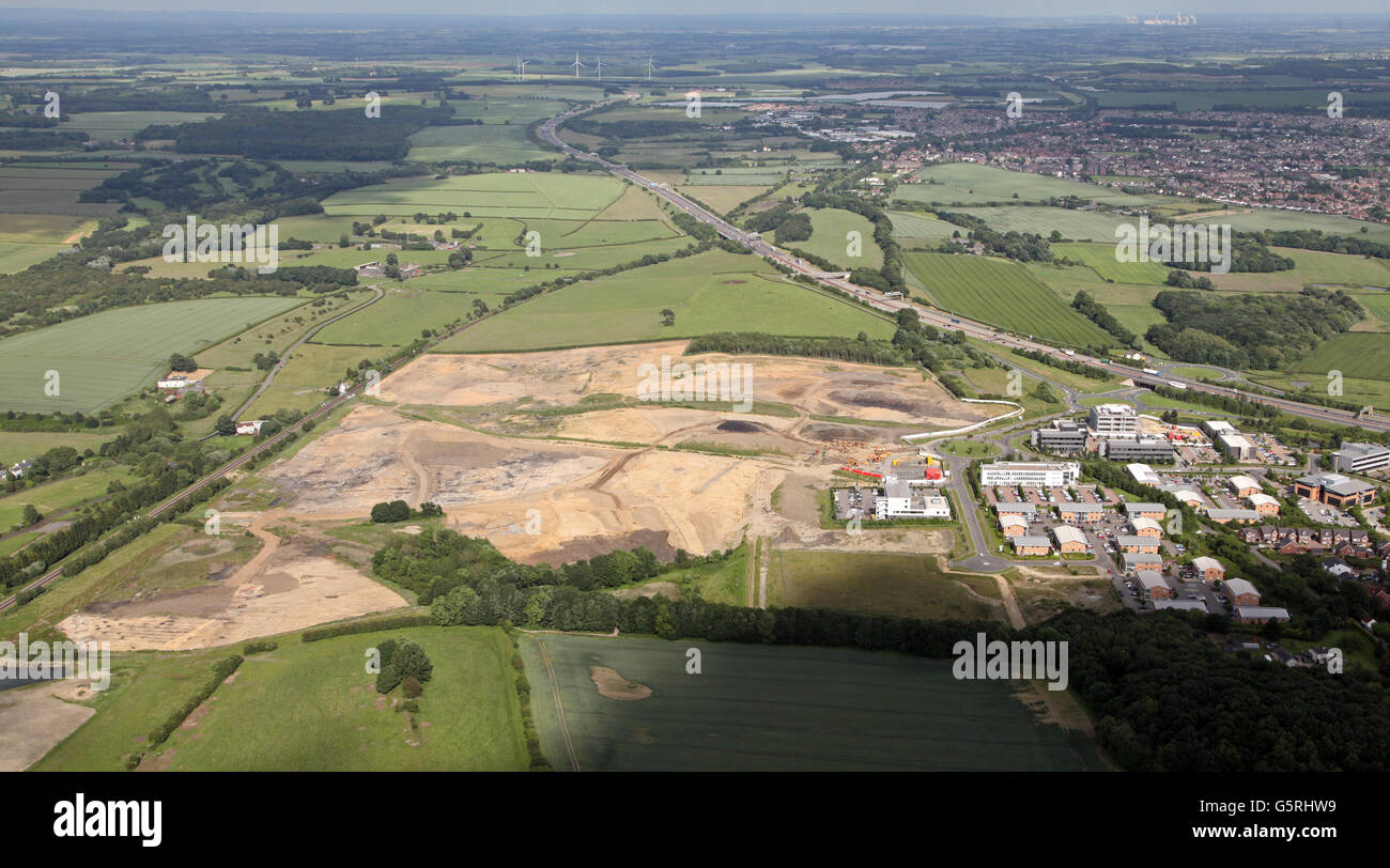 Vista aérea de la tierra de desarrollo en el cruce 46 M1, Colton, Leeds, West Yorkshire, Reino Unido Foto de stock