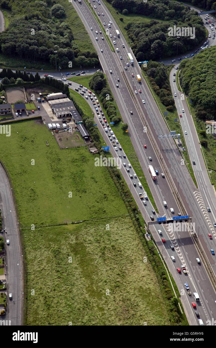 Vista aérea del tráfico en una carretera de deslizamiento de la autopista M62, al oeste de Yorkshire, Reino Unido Foto de stock