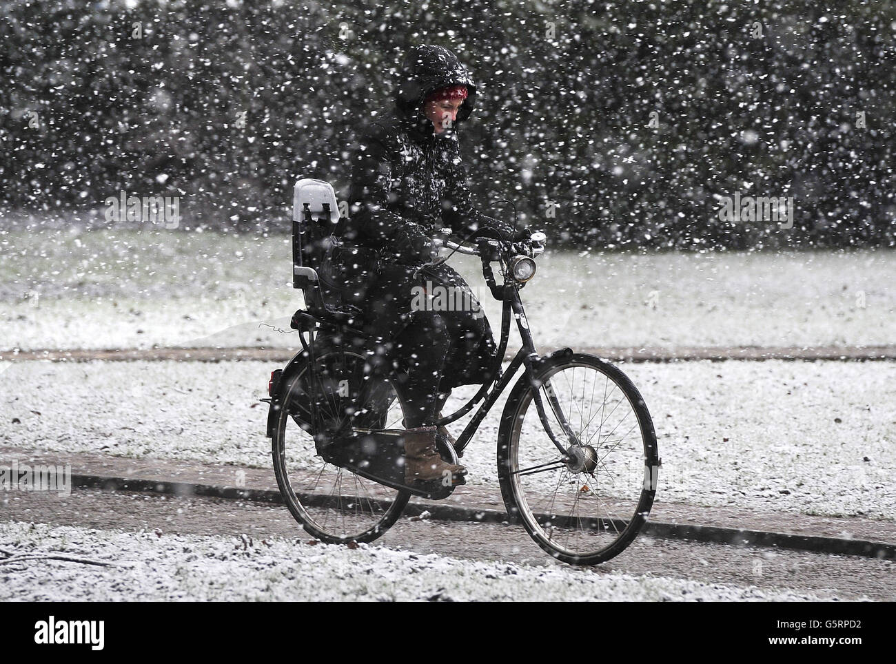 Las fuertes nevadas se extienden por toda York, lo que hace que todas las formas de transporte sean incómodas. Foto de stock