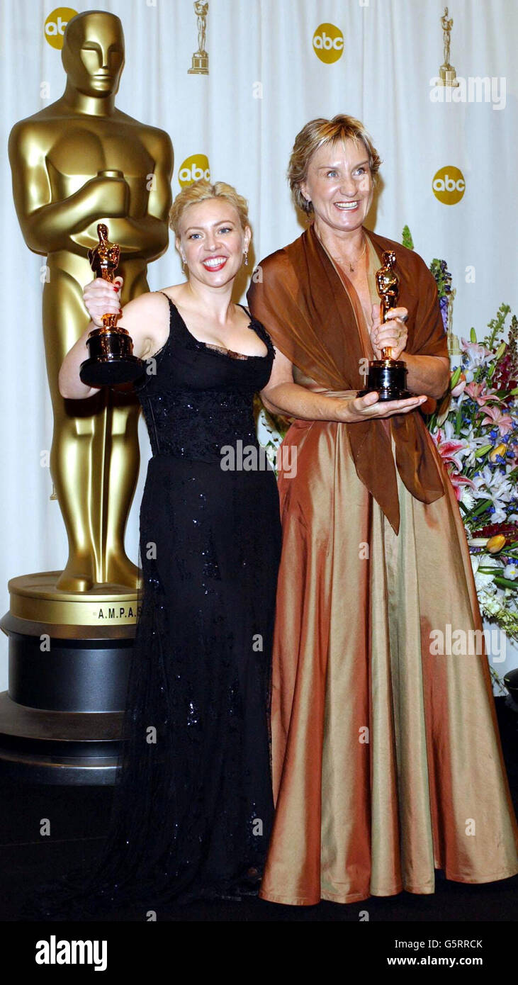 Catherine Martin (izquierda) y Brigitte Broch con sus premios AcheiVement  in Art Direction en los Premios anuales de la Academia (Oscars) de 74th en  el Kodak Theatre de Hollywood, Los Ángeles Fotografía