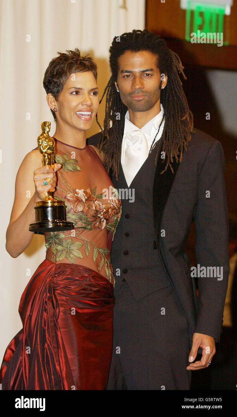 Oscar Halle Berry Fotografia De Stock Alamy Oscar Halle Berry Fotografia De Stock Alamy