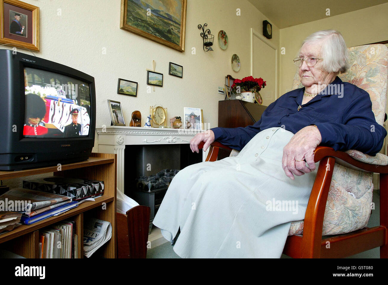 May Baxter, de 90 años, observa el funeral de la Reina Isabel, la Reina Madre, en su casa de Sale, Manchester. Mayo se sentó en el centro comercial de Londres durante la noche con su madre para ver la Coronación de la Reina Isabel y el Rey Jorge VI el 6 de 1937. Foto de stock