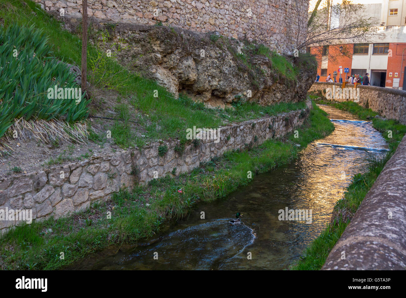 Canal de agua pequeña cruza la ciudad de Cuenca, España Foto de stock