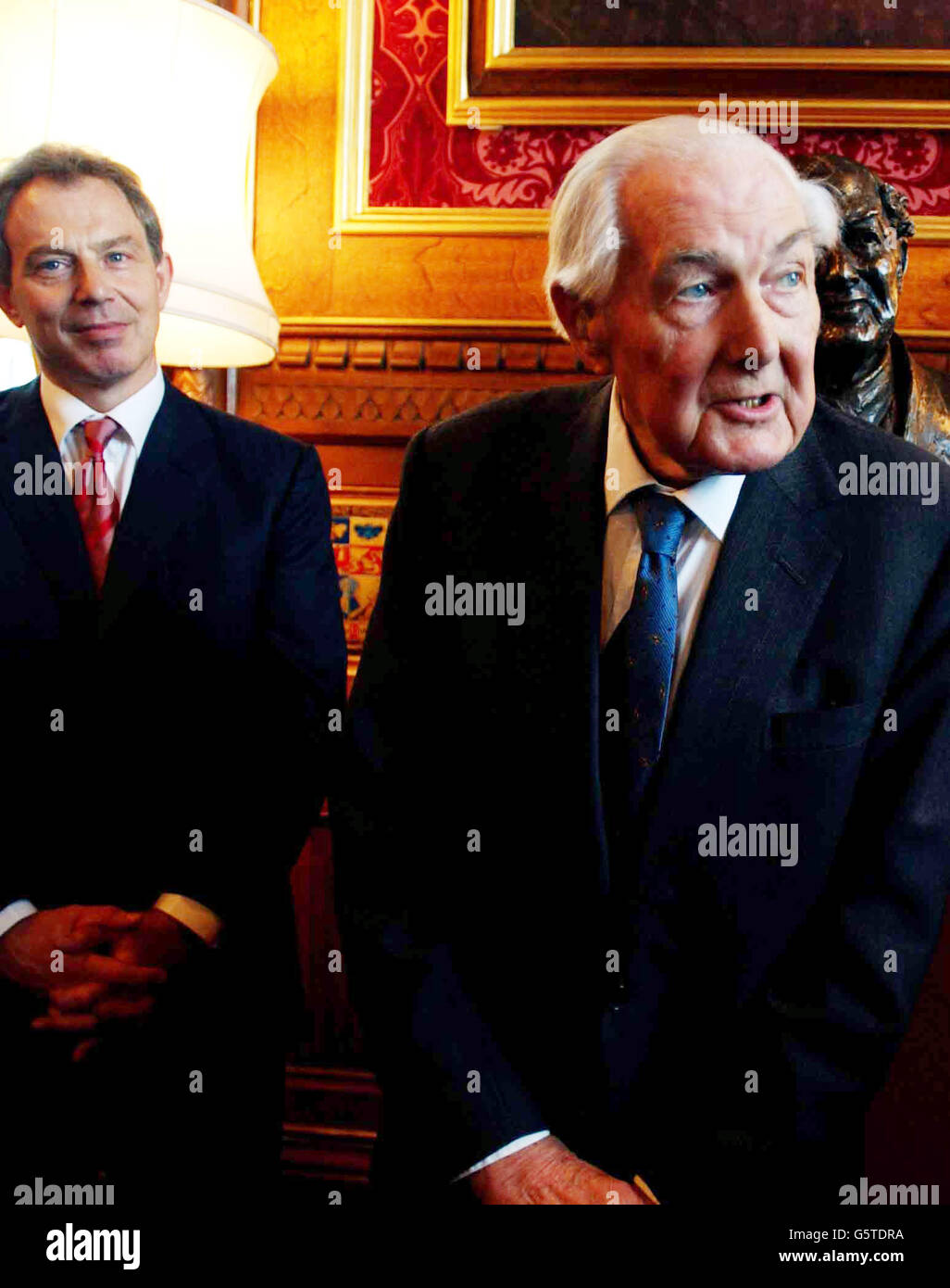 El primer Ministro Toy Blair y James Callahan en la inauguración del busto del ex primer Ministro. Foto de stock