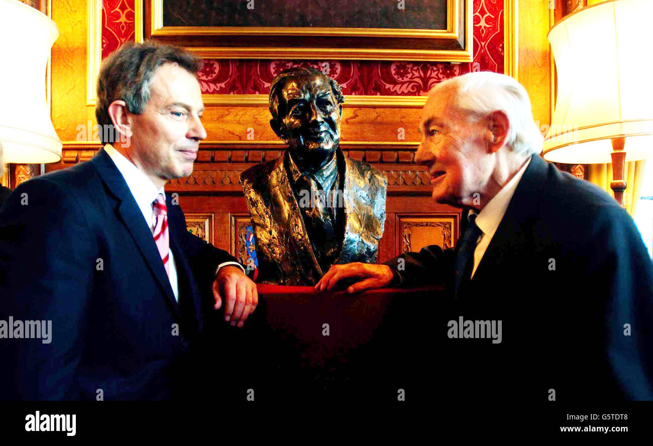 El primer Ministro Tony Blair con Jim Callahan en la inauguración del busto del ex primer Ministro. Foto de stock