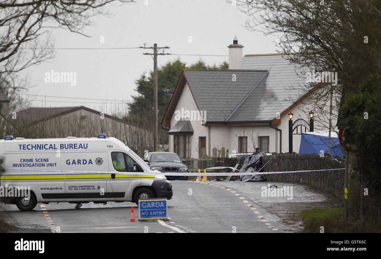 Forense Gardai en Lordship Credit Union, Bellurgan, Co Louth, donde el detective Garda Adrian Donohoe fue muerto a tiros. Foto de stock
