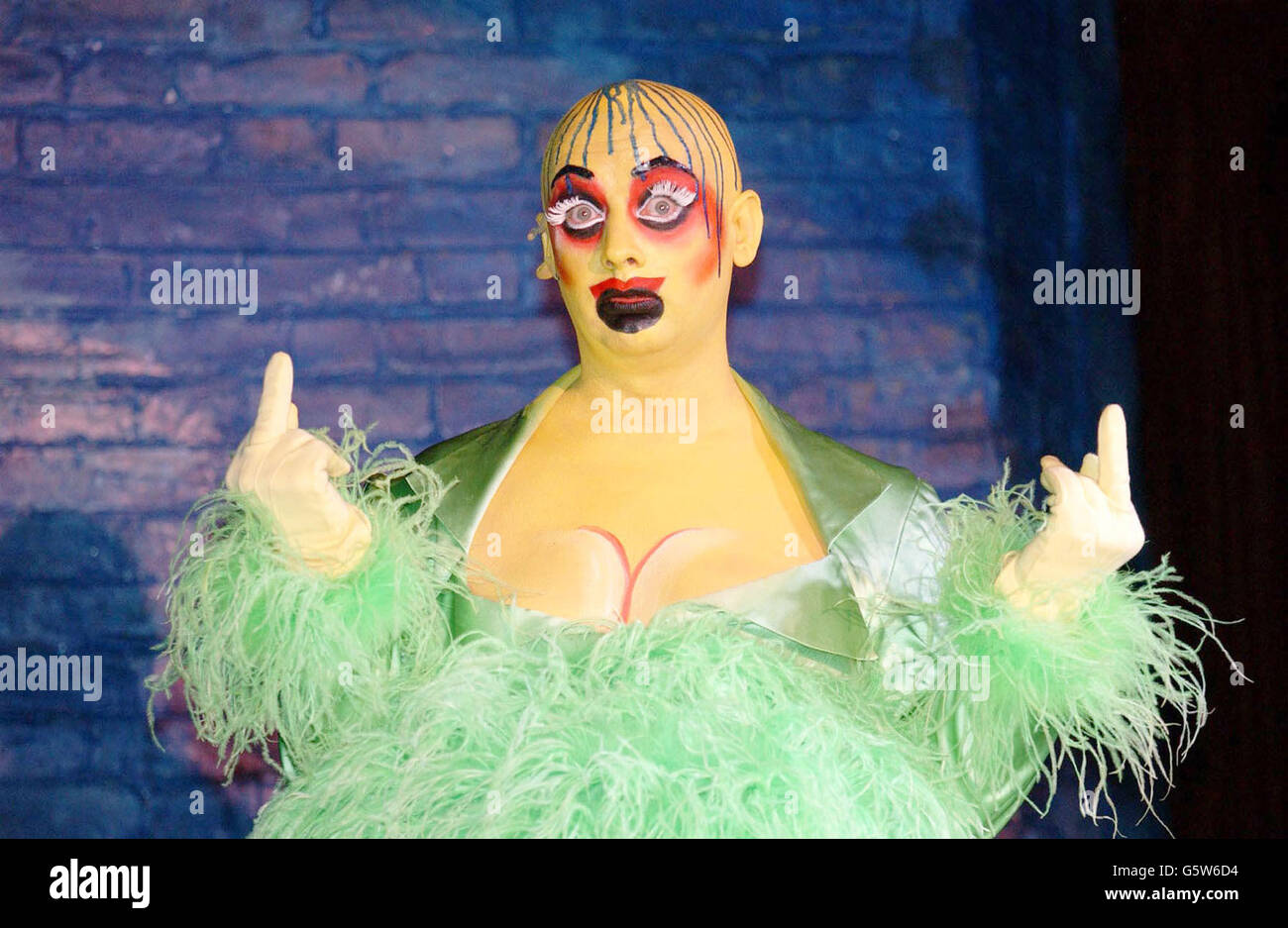 Boy George, que interpreta a Leigh Bowery, durante una fotollamada para el cambio de reparto del musical 'Taboo', en el Venue de Leicester Square, Londres. Foto de stock