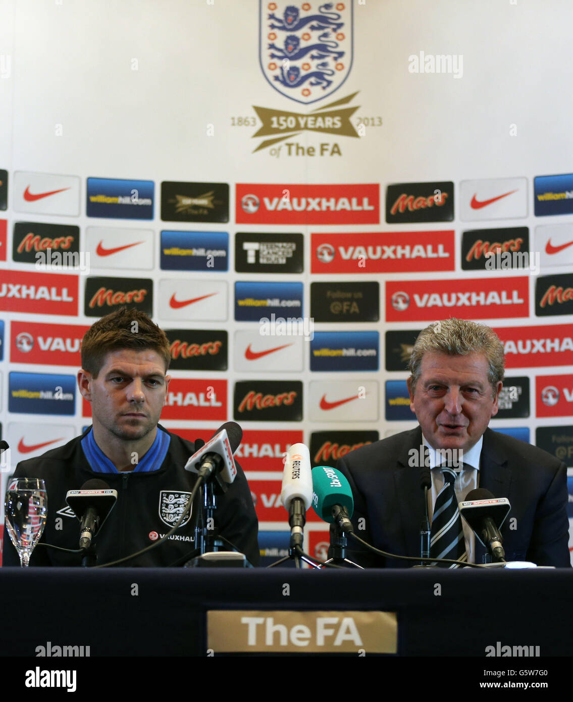 El gerente de Inglaterra Roy Hodgson con el capitán Steve Gerrard durante una conferencia de prensa en el Hyatt Regency, Londres. Foto de stock