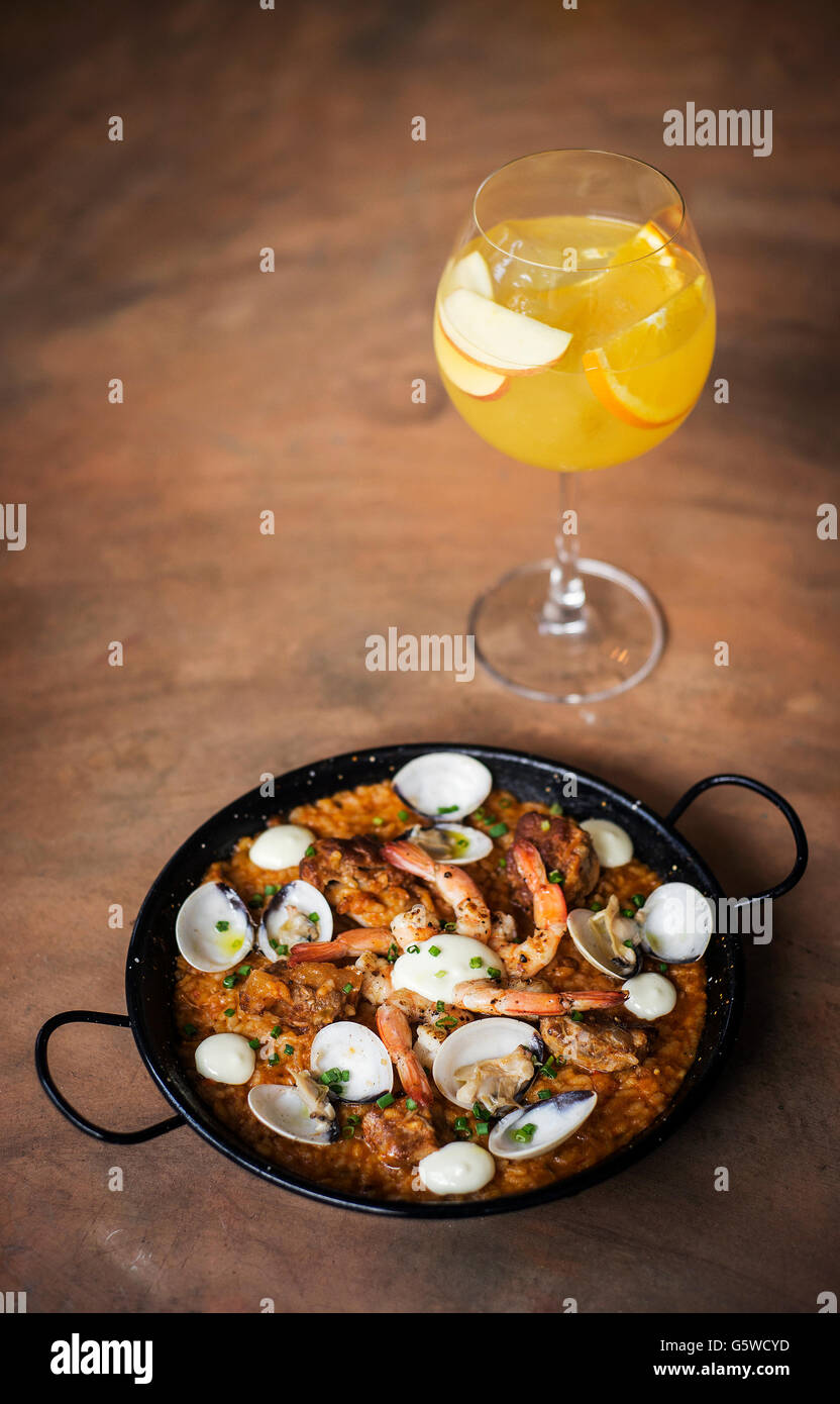 Español gourmet mariscos y paella arroz risotto con vino blanco conjunto sangría Foto de stock