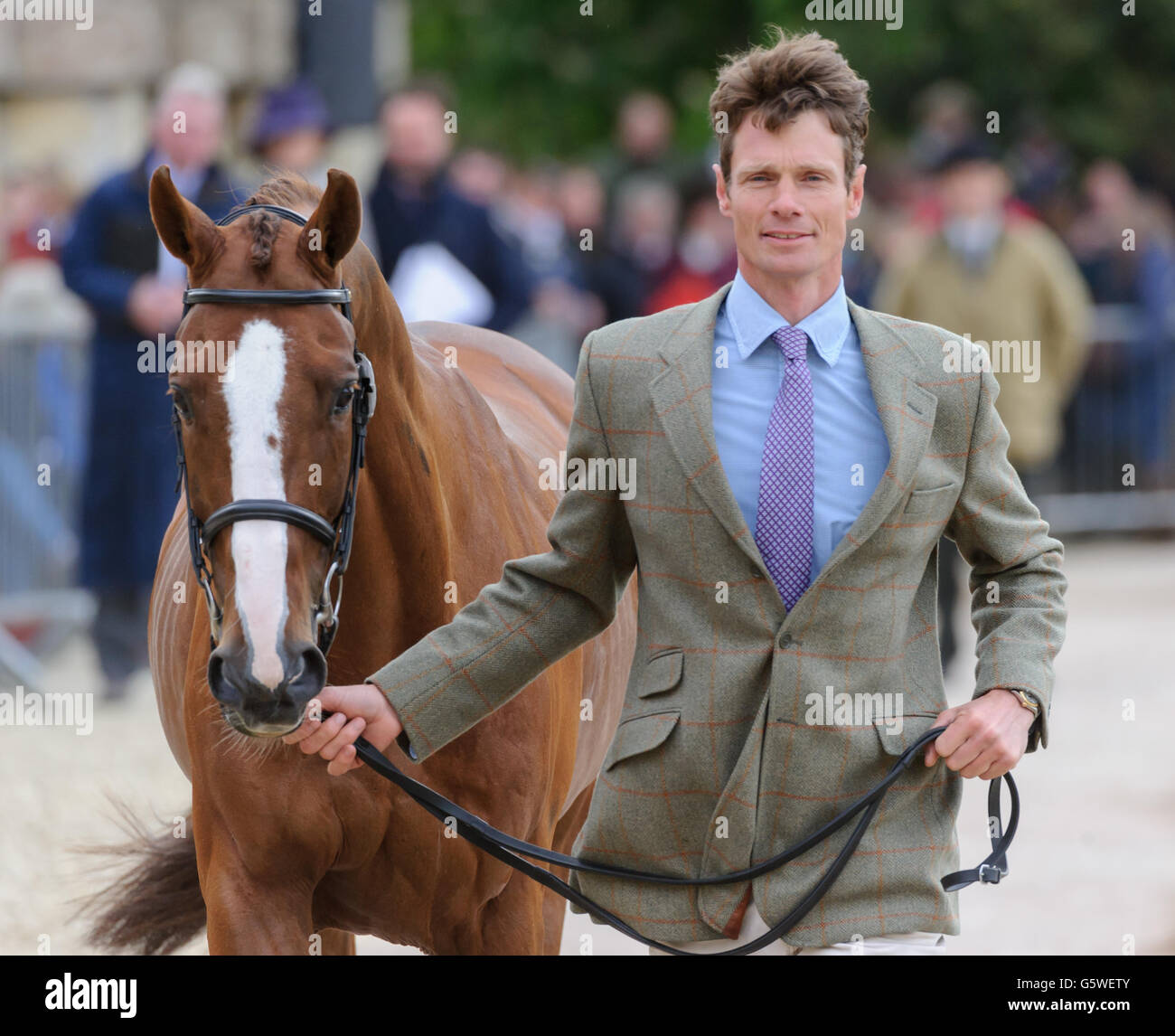 William Fox-Pitt y chili mañana - primer caballo inspección - Mitsubishi Motors Badminton Horse Trials, Badminton House, miércoles 6 de mayo de 2015. Foto de stock