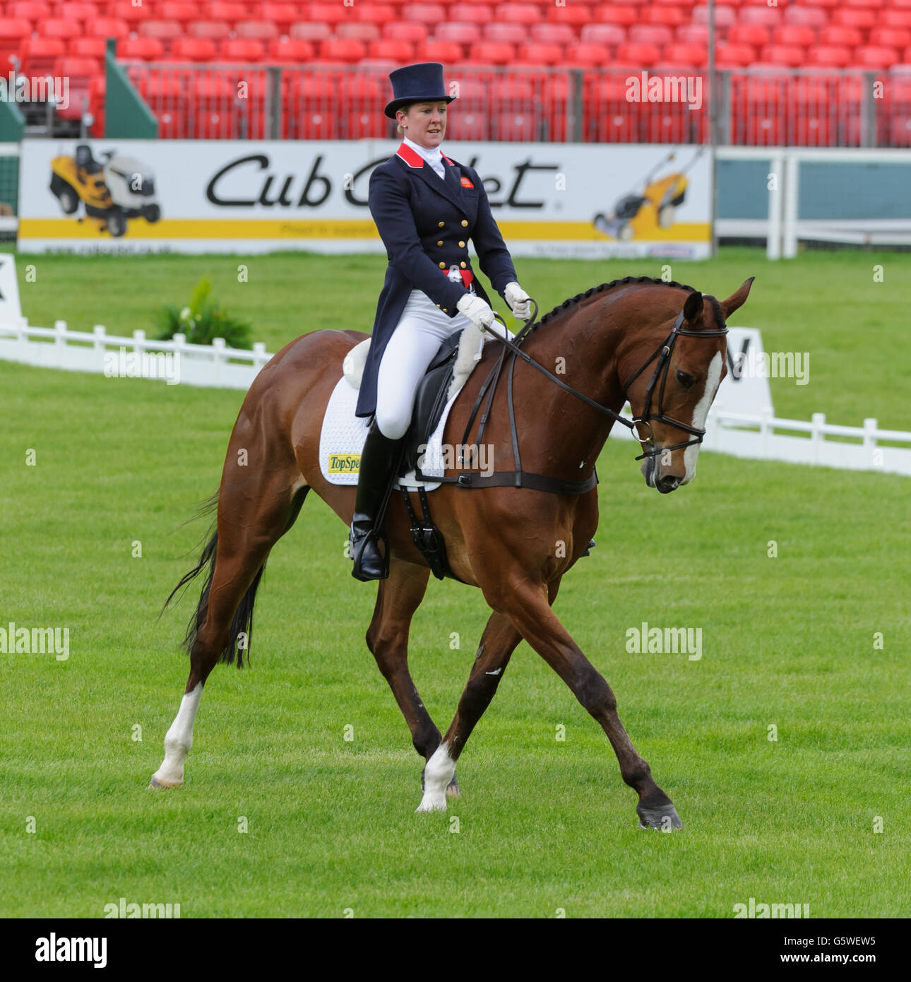 Nicola Wilson y uno dos muchos - fase de Doma - Mitsubishi Motors Badminton Horse Trials, Badminton House, miércoles 7 de mayo de 2015. Foto de stock