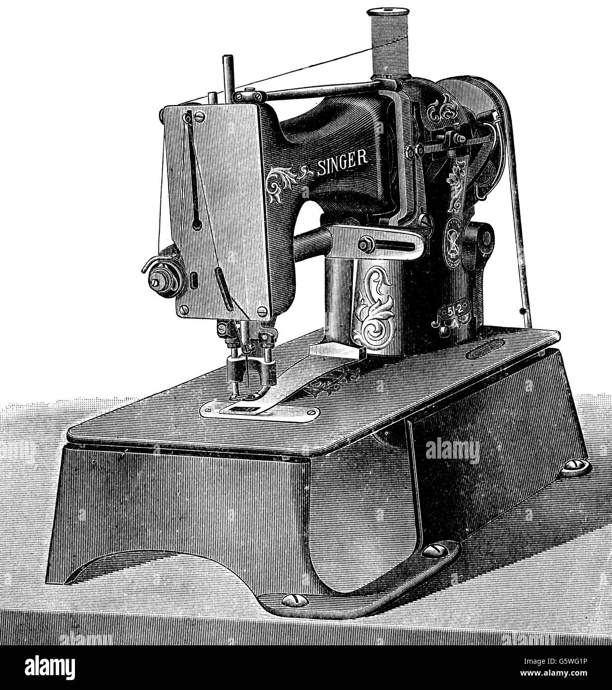 Antiguo Mano Impulsado Máquina De Coser Listo Para Su Uso Fotos, retratos,  imágenes y fotografía de archivo libres de derecho. Image 37724980