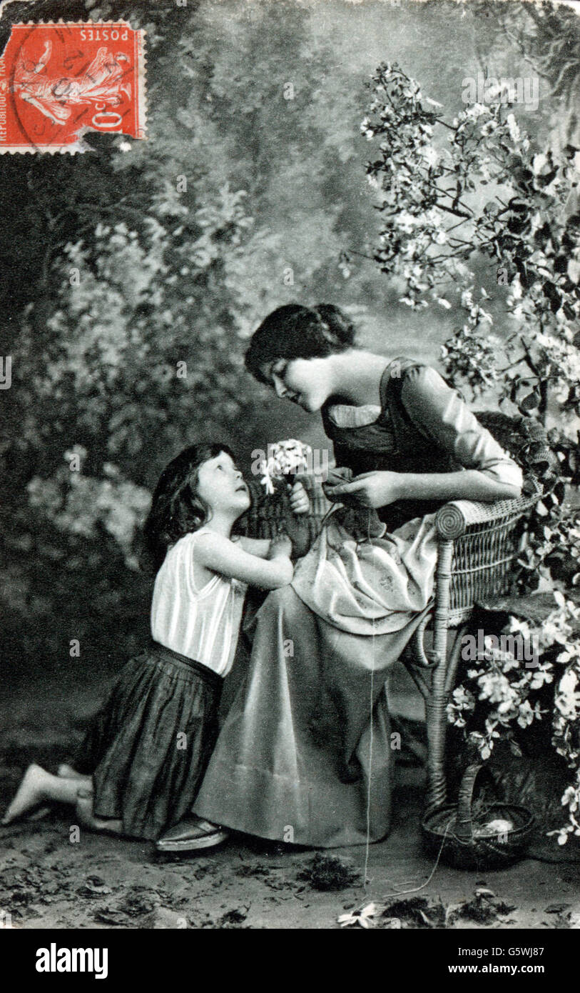Kitsch / tarjetas / recuerdo, niño presentando su madre manojo de flores, postal, alrededor de 1910, Derechos adicionales-Clearences-no disponible Foto de stock