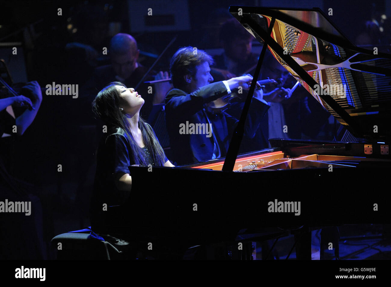 El pianista HJ Lim actúa durante el concierto Classic FM Live, con Laithwaites Wine, en el Wales Millennium Center en Cardiff. Foto de stock