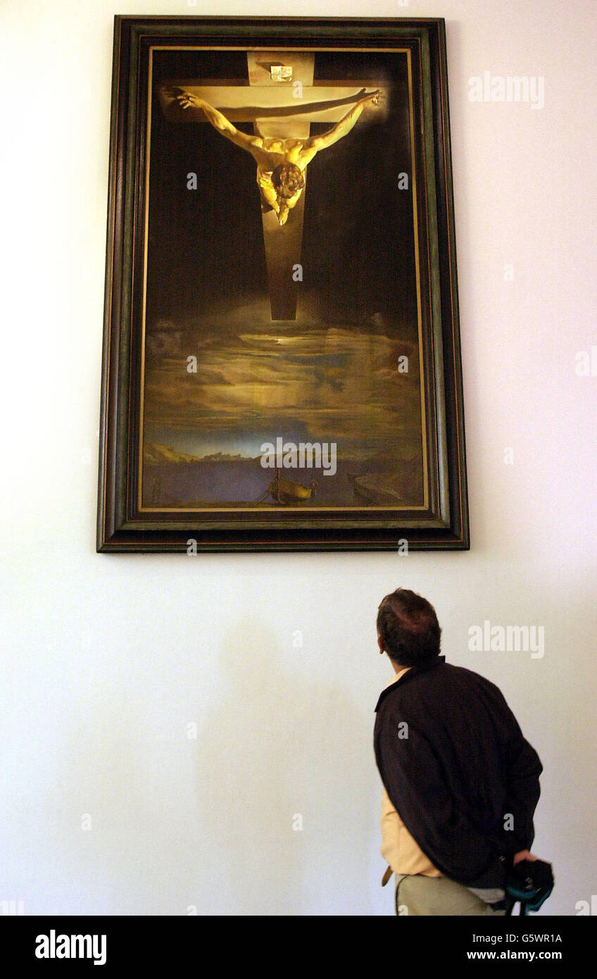 Un visitante observa la legendaria pintura de Salvador Dalí "Cristo de San  Juan en la Cruz", que celebra su quincuagésimo aniversario de estar en  exhibición en Glasgow esta semana en el Museo