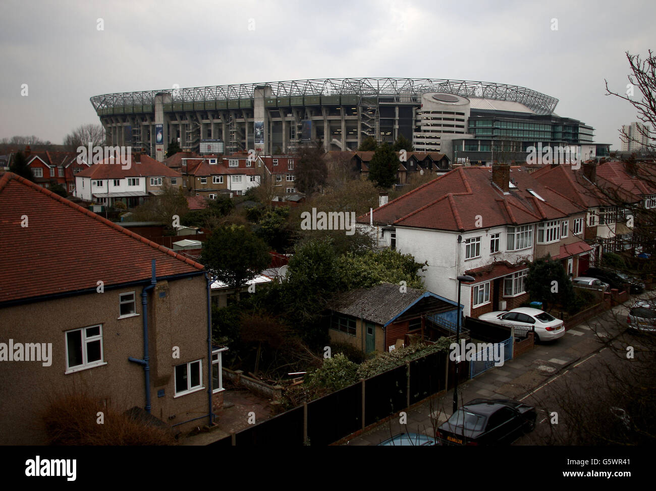 El estadio Twickenham se cierne sobre su vecindario antes del partido de las seis Naciones en Twickenham, Londres. Foto de stock