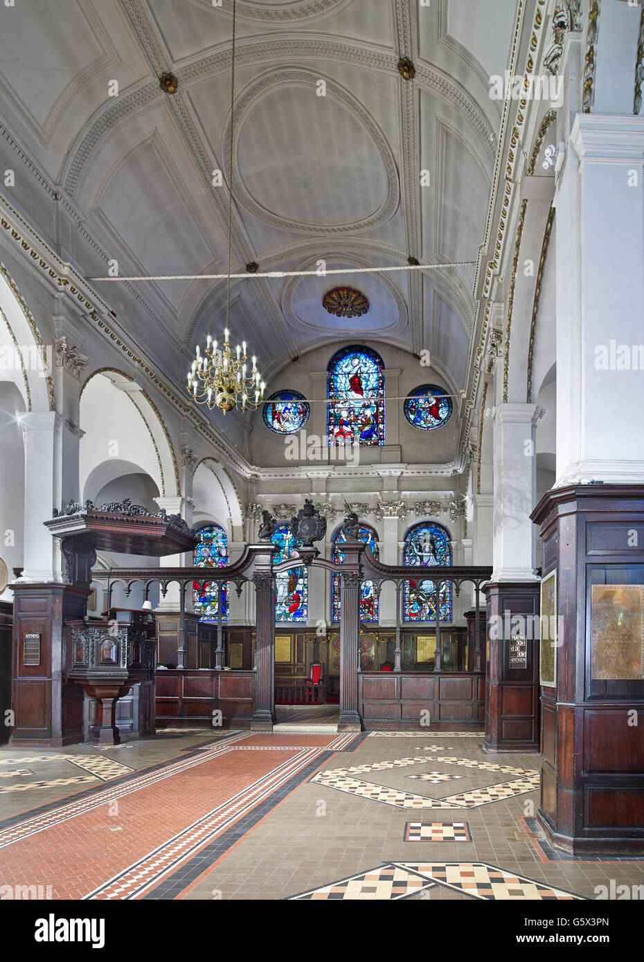Cornhill, iglesia de San Pedro, en la ciudad de Londres; la nave y pantalla Foto de stock