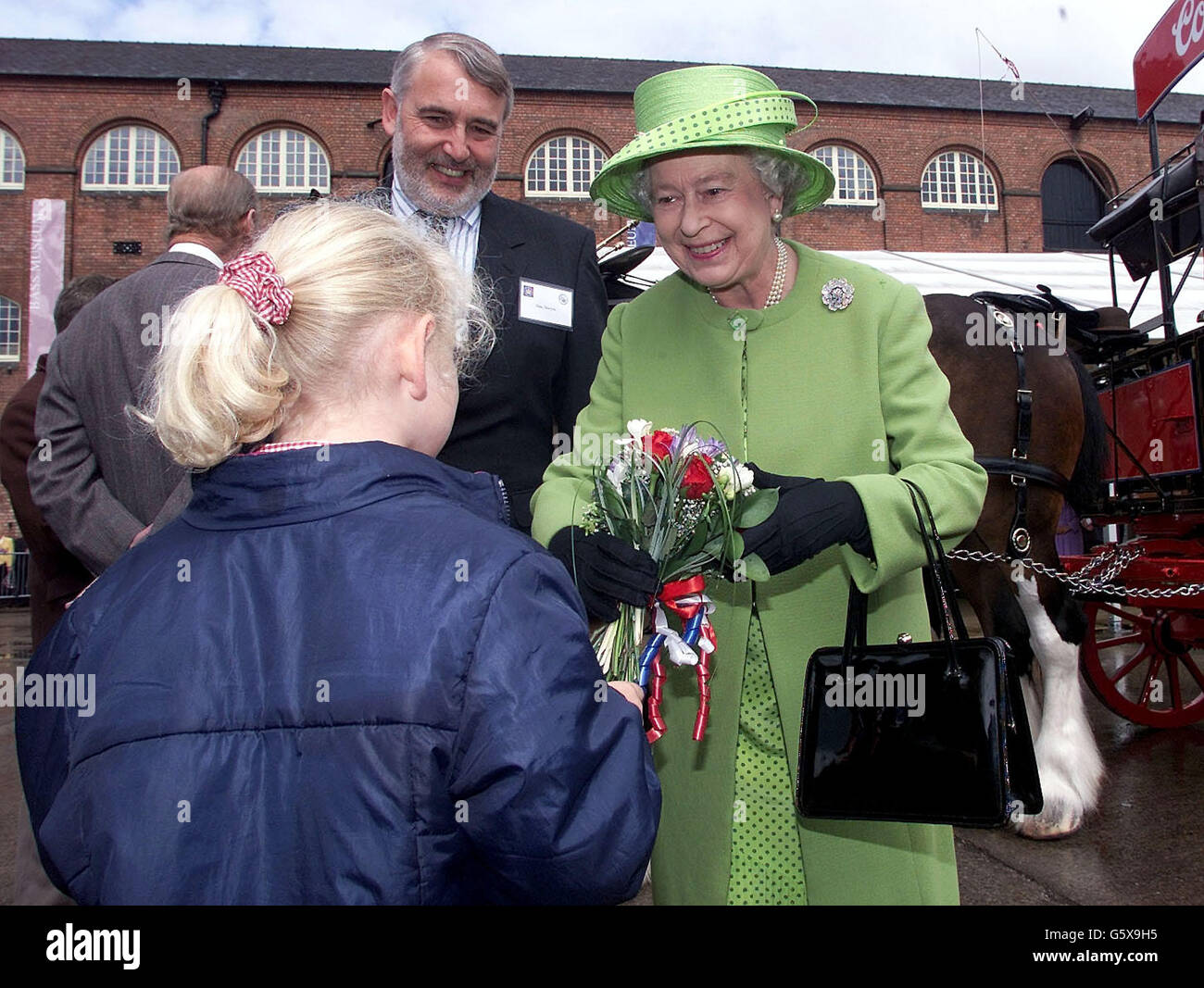 HM la Reina recibe un ramo de flores de un pozo-wisher en el Bass Brewery  Museum durante la visita del Jubileo de Oro de Su Majestad la Reina y HRH  el Duque