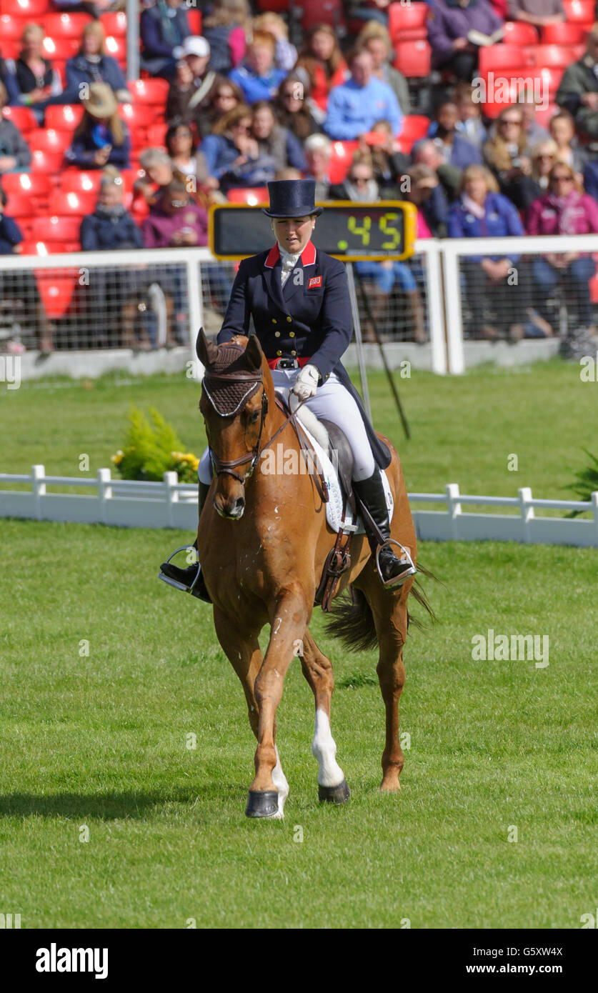 Laura Collett y Grand maniobra - fase de Doma - Mitsubishi Motors Badminton Horse Trials, Badminton House, miércoles 7 de mayo de 2015. Foto de stock